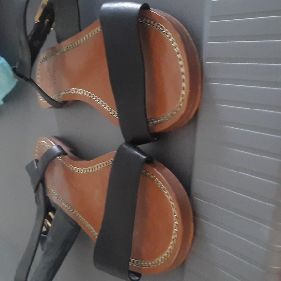 Vince Camuto genuine leather sandals size 7.5 cute chain detail - Picture 9 of 9